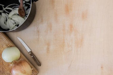 Üst görünüm veya fatura tahtasının soğan doğrama sahnesi hazır