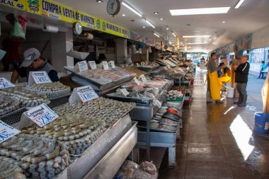 Ensenada pazarında satılık balık var.