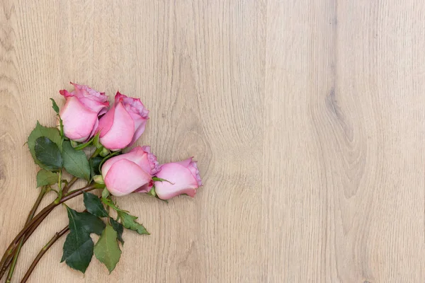Dřevěné Pozadí Růžovými Růžemi — Stock fotografie