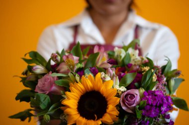 Sevgililer günü çiçekçi tarafından dikkatlice hazırlanmış buketi hazırlar.