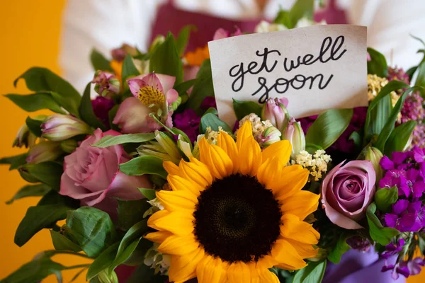 Get Well Soon Note Nice Flower Bouquet — Stock Photo, Image