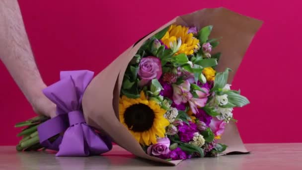 Mano Uomo Amorevole Che Mette Una Nota Accanto Bouquet — Video Stock