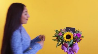 Tatlı Latin kız üzgün buketi takdir ediyor.