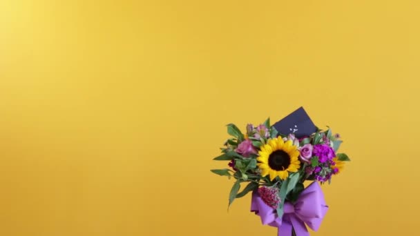 Latina Fille Recevoir Une Note Excuses Beau Bouquet — Video