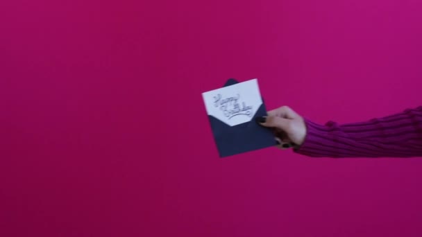 Kobiety Ręce Ramiona Wymieniając Szczęśliwy Kartka Urodzinowa Nasyconym Różowym Tłem — Wideo stockowe