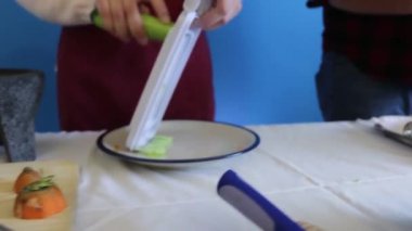 Salatalığı mandolin dilimleyicisiyle doğra, el yapımı.