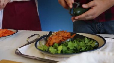 Salatalığı mandolin dilimleyicisiyle doğra, el yapımı.
