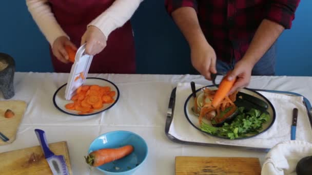 Gros Plan Carotte Hachée Avec Trancheuse Mandoline Éplucheur — Video