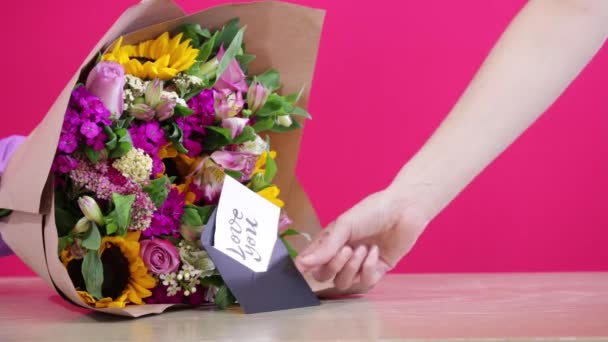 Main Plaçant Une Note Amour Par Une Composition Florale Bien — Video