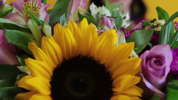 花束靠近较大的花束和漂亮的黑发 — 图库视频影像