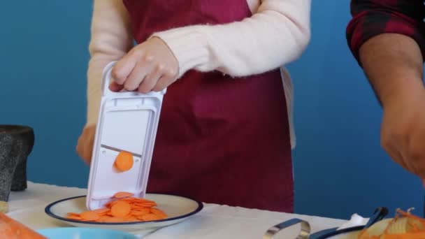 Двоє Студентів Які Готують Їжу Вчаться Використовувати Слайсер Мандоліну — стокове відео
