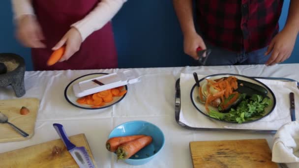 Primo Piano Tagliare Carota Con Affettatrice Mandolino Pelapatate — Video Stock