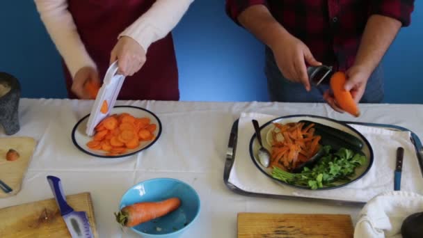 Закрыть Измельчение Моркови Помощью Мандолиновой Нарезки Чистящего Средства — стоковое видео