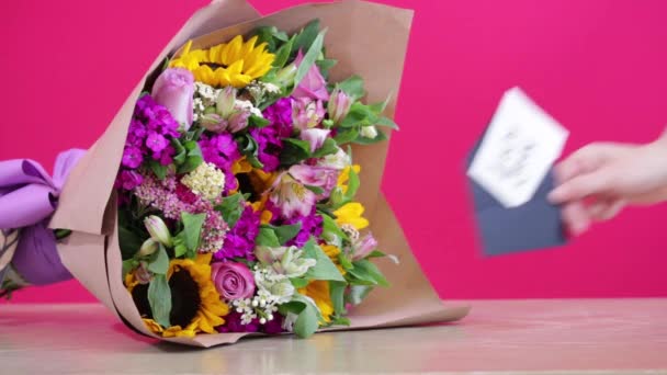 Hand Legt Eine Liebevolle Note Durch Eine Gut Arrangierte Florale — Stockvideo