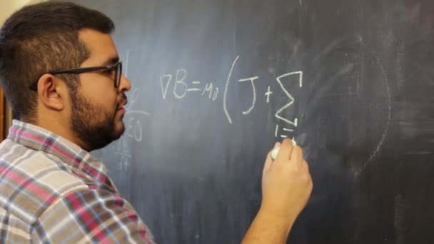Disagreement Physicist Colleagues Chalkboard — Stock Video