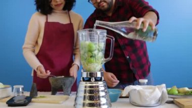 Meksika yeşil sosuna baharat ve su ekliyorum.