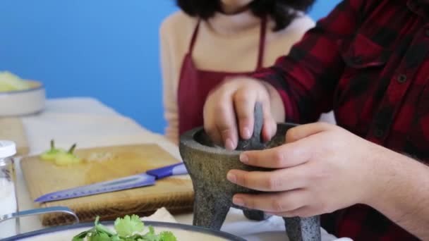 Specerijen Malen Een Traditionele Molcajete — Stockvideo