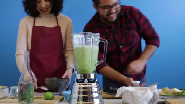 Jovens Estudantes Ajustando Sabor Salsa Verde Mexicana — Vídeo de Stock