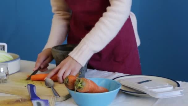 Två Matlagning Studenter Lär Sig Att Använda Mandolin Skivare — Stockvideo