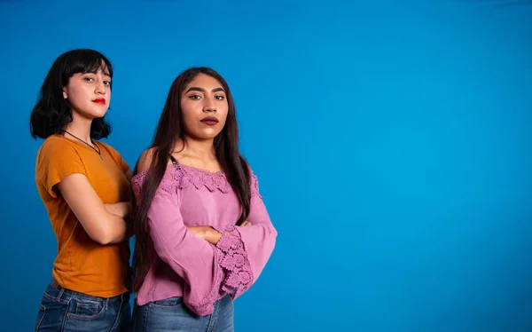 Deux Jeunes Femmes Latines Fortes Posant Avec Les Bras Croisés — Photo