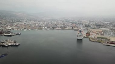 Bulutlu bir günde Ensenada limanının havadan çekilmiş görüntüsü.
