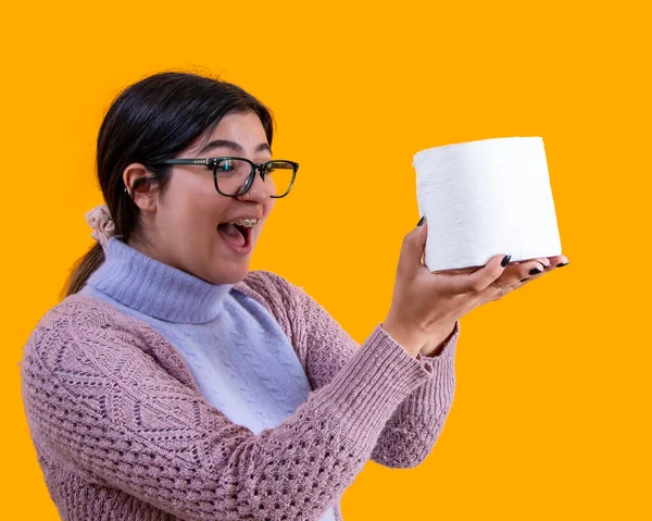 Mujer Extrañamente Feliz Después Comprar Solo Rollo Papel Higiénico Durante —  Fotos de Stock