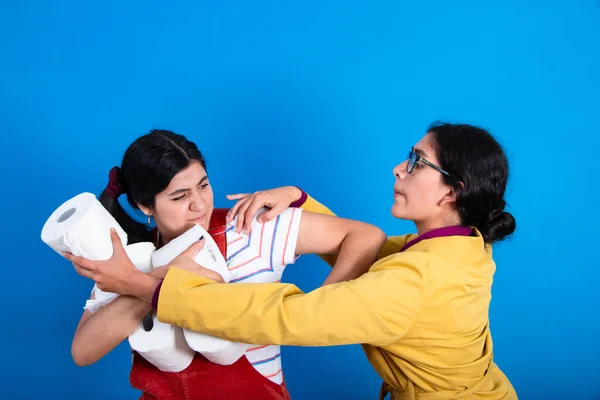 Frauen Kämpfen Inmitten Der Coronavirus Pandemie Covid Toilettenpapier Panikkäufe Angesichts — Stockfoto