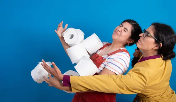 Mujeres Luchando Por Papel Higiénico Medio Pandemia Del Coronavirus Covid —  Fotos de Stock