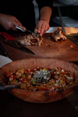 Tahtada Carnitas doğrama, Meksika sokaklarında Carnitas standı, gerçek taco deneyimi.