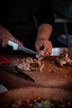 Tahtada Carnitas doğrama, Meksika sokaklarında Carnitas standı, gerçek taco deneyimi.