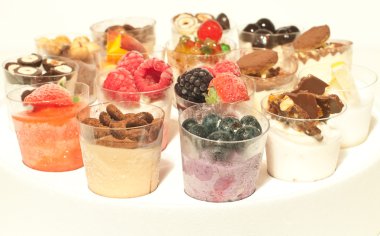 her zevke küçük bardaklarda lezzetli dondurma