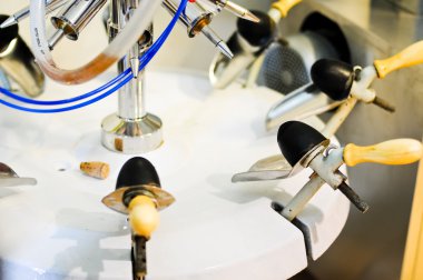  köpüklü şarap şişe açmak için kullanılan araçlar