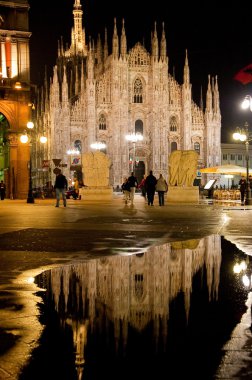 Milan yansıma wateritaly bir havuzda katedral güzel manzara