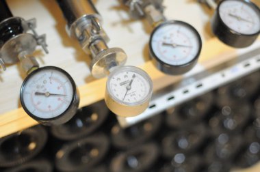  köpüklü şarap şişe içinde gaz basıncı kontrolü için hizmet aracı
