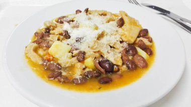 tipik İtalyan yemek işkembe fasulye, patates ile Dana eti