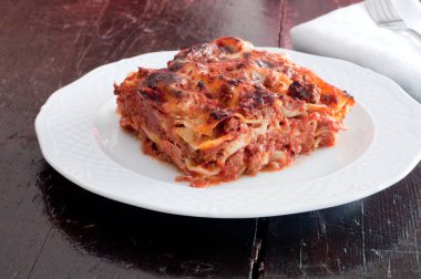 et ragu ve Beşamel lezzetli lazanya