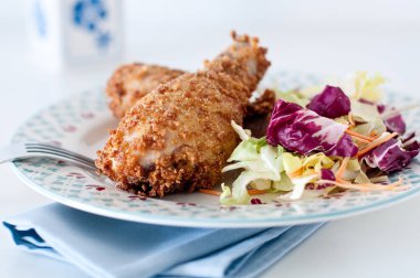 kızarmış tavuk breading Mısır gevreği ve salata ile