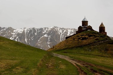 giorgia görünümlerinden Kafkasya dağlarında küçük kilise