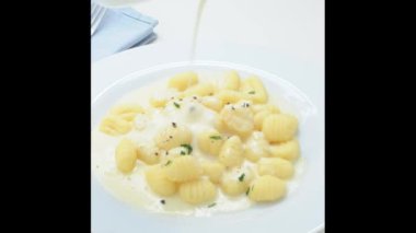Patates gnocchi fontina krema ile