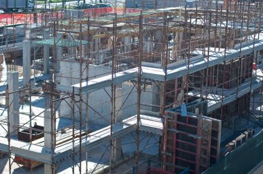 Şantiye demir ve çimento ile