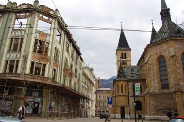 Saraybosna'da savaşla tahrip binalar