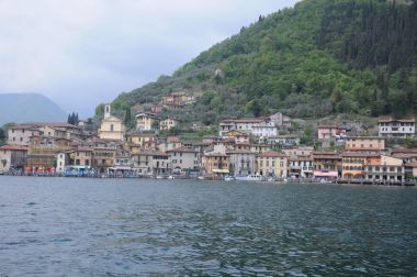 Sensole şehir görünümünü Iseo Gölü'Monteisola Adası