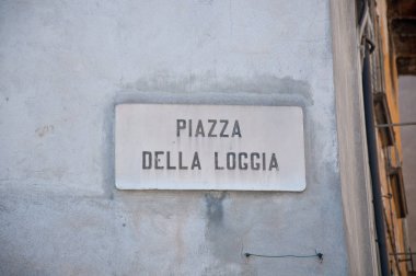 Brescia meydanda Loggia gösteren işaret