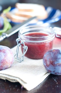 Bir kavanoz Erik reçeli taze Erik ile yakın çekim