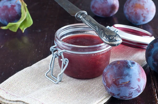 Bir kavanoz Erik reçeli taze Erik ile yakın çekim