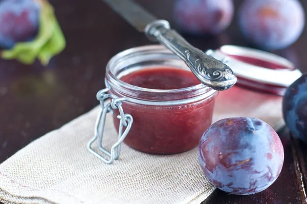 Bir kavanoz Erik reçeli taze Erik ile yakın çekim