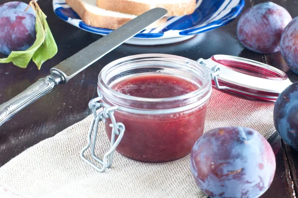 Bir kavanoz Erik reçeli taze Erik ile yakın çekim