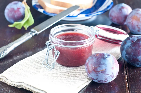 Bir kavanoz Erik reçeli taze Erik ile yakın çekim