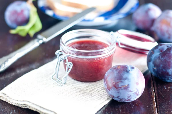 Bir kavanoz Erik reçeli taze Erik ile yakın çekim