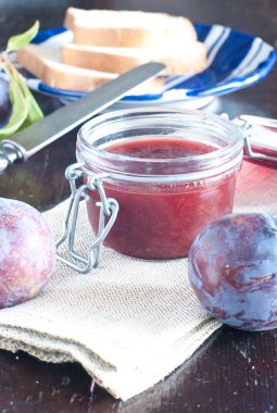 Bir kavanoz Erik reçeli taze Erik ile yakın çekim